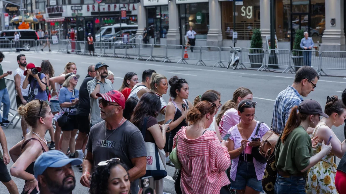 Seguidores de la pareja se congregan en las calles tras el revuelo por los artículos de la boda.