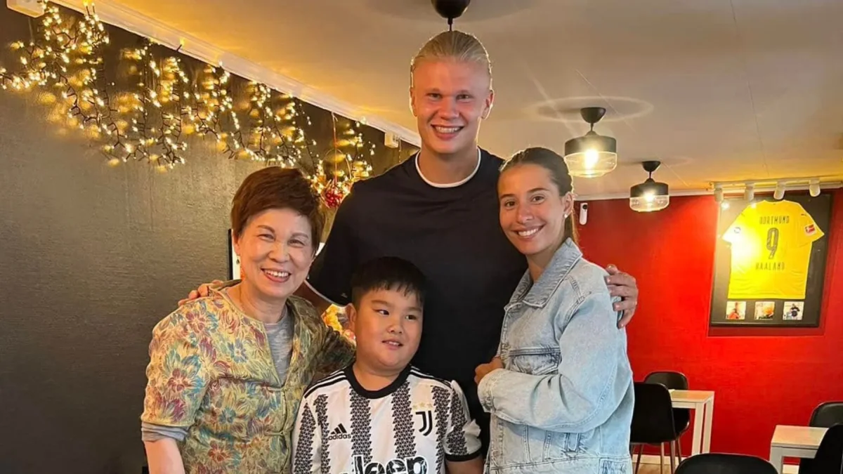 Haaland y su novia, Isabel Haugseng, junto a Hui Zhu Wang, dueña del Wen Hua House, el restaurante favorito de la infancia de Erling.