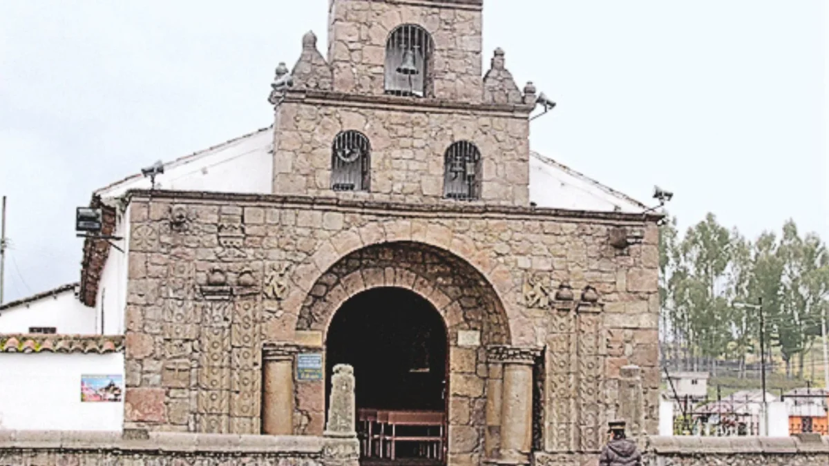 Guayaquil fue fundada en la sierra en 1534, muy cerca de donde hoy se encuentra la iglesia de Balbanera y la laguna de Colta, en la provincia de Chimborazo.