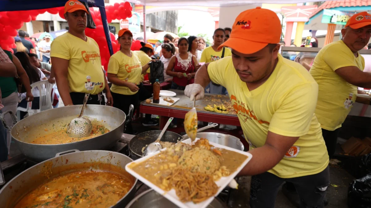 Emprendedores sirven platos a base de cangrejo en el festival en Naranjal.