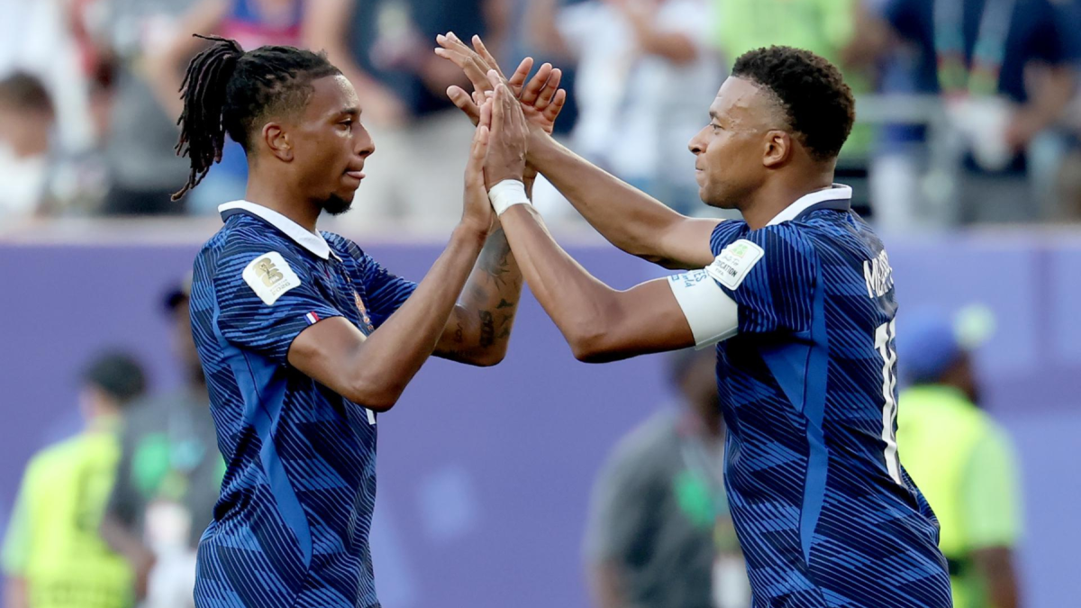 Los futbolistas Kylian Mbappé (der.) y Michael Olise, de Francia, que este 9 de julio mide a Marruecos en el Mundial 2026.