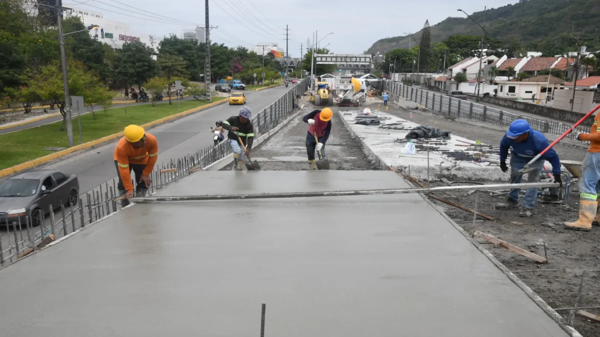 Guayaquil habilitará el primer tramo del paso elevado de la avenida del Bombero.