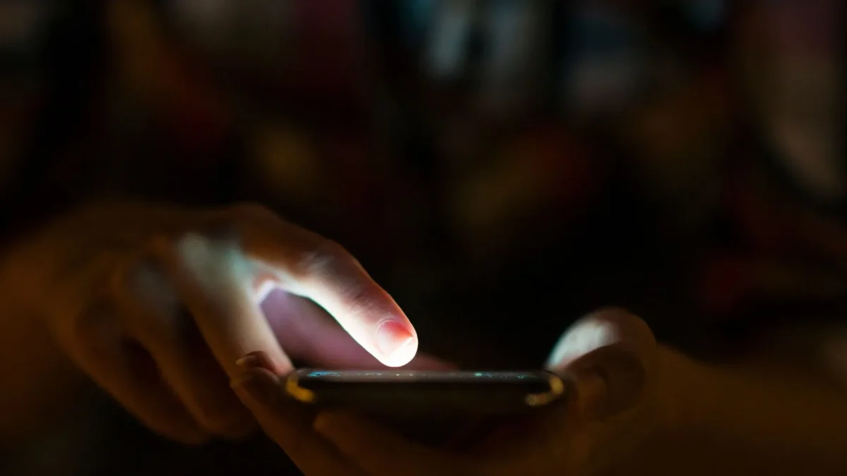 Usar el celular antes de dormir puede dificultar la conciliación del sueño.