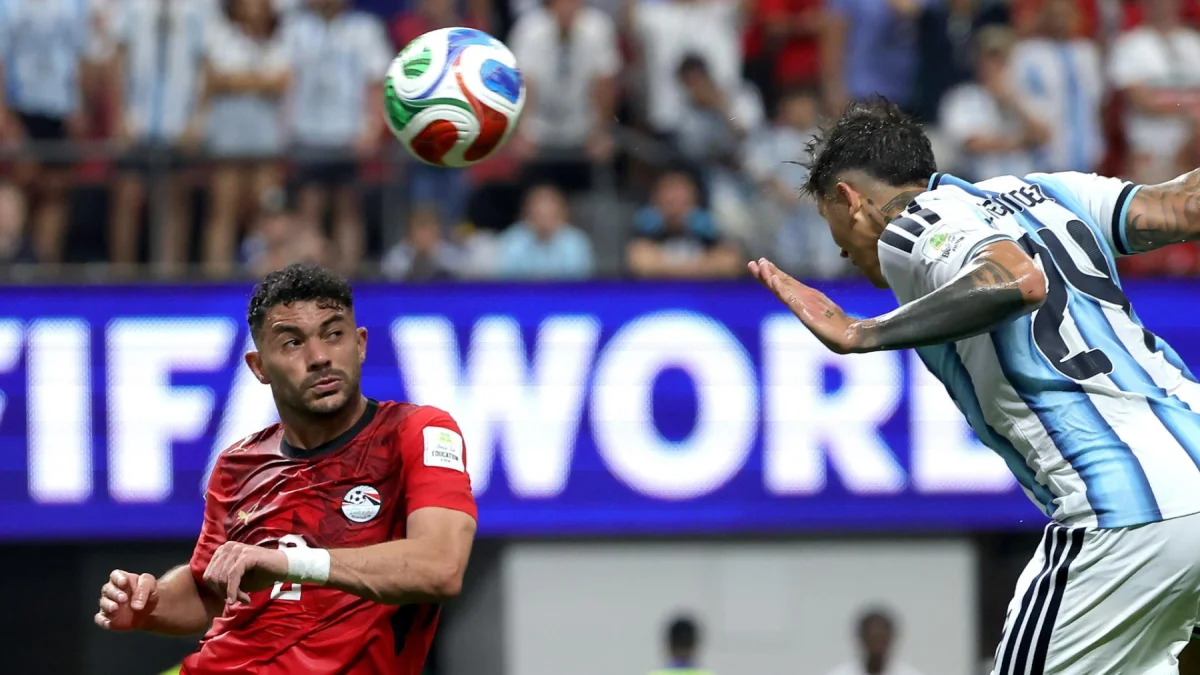 El momento histórico en que el argentino Enzo Fernández anota de cabeza el gol 3.000 en la historia de la Copa Mundial de la FIFA.