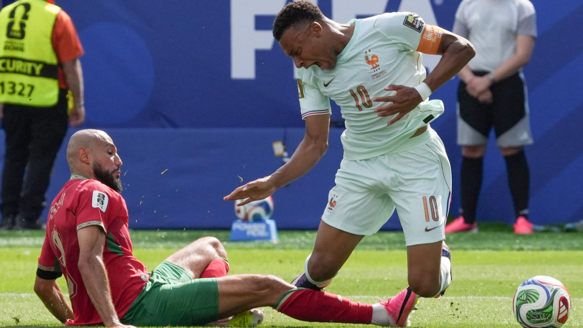 Kylian Mbappé, derribado en el juego contra Marruecos, en el Mundial 2026.