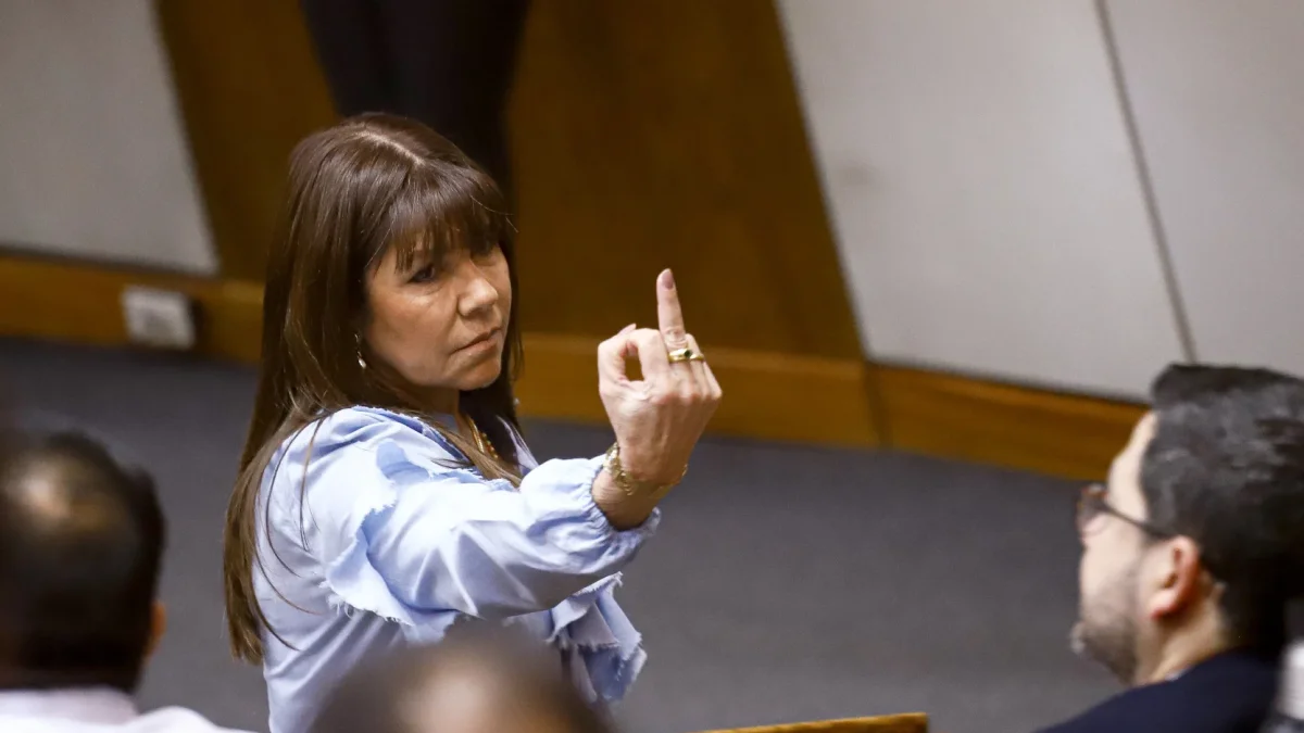 Fotografía de archivo, en la que se captó a la senadora paraguaya Celeste Amarilla (2i), al hacer con su mano derecha un gesto grosero, durante una sesión plenaria en la Cámara de Diputados, en Asunción (Paraguay).