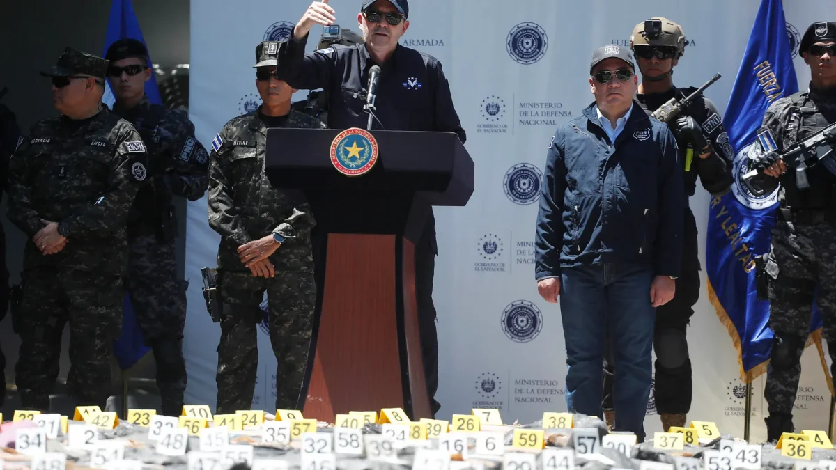 El ministro de Justicia y Seguridad, Gustavo Villatoro (c), fue captado este 8 de julio, durante la presentación de un cargamento de droga y de seis extranjeros detenidos en el operativo.