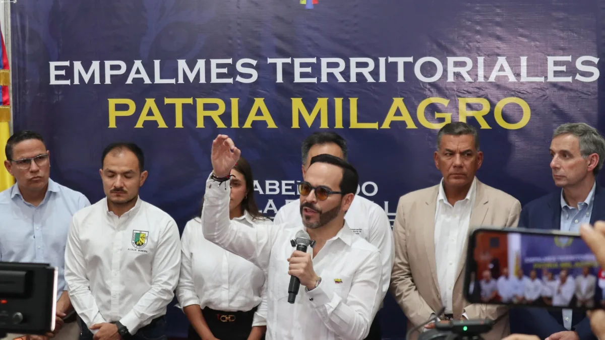 El presidente electo, Abelardo de la Espriella, habla durante una reunión con integrantes de su gabinete de Gobierno y autoridades locales este miércoles. Promete descentralizar el poder.