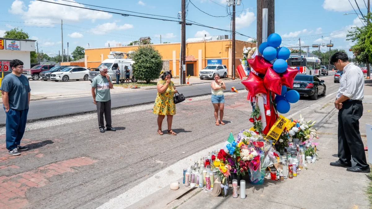 Lorenzo Salgado Jr. (D) rinde homenaje en el lugar donde su padre, Lorenzo Salgado Araujo, fue asesinado el 9 de julio de 2026 en Houston, Texas.