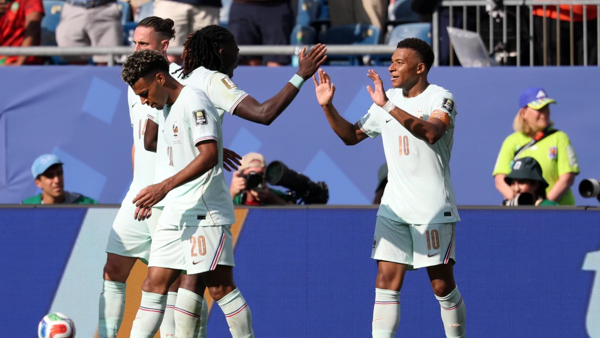Kylian Mbappé (d) puso el primer gol en la victoria 2-0 de Francia ante Marruecos.