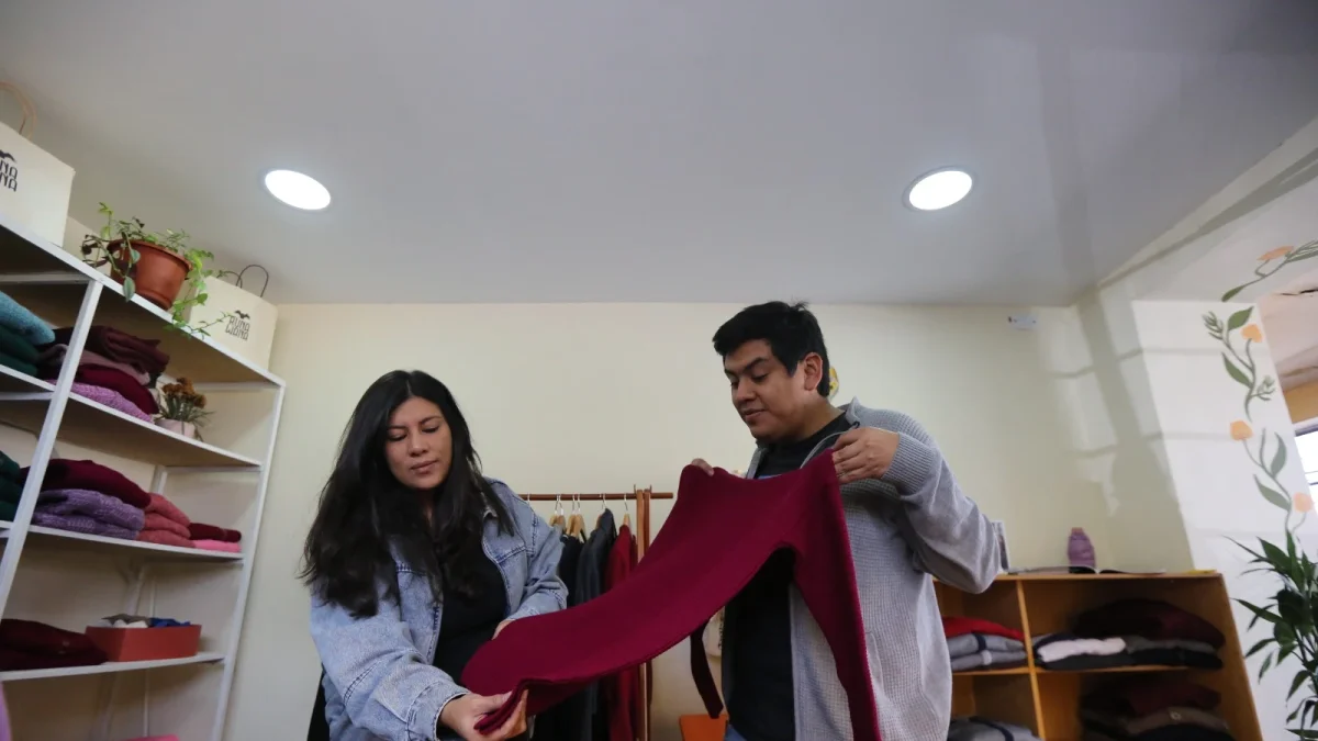 Emprender. Natalie y Dennis Díaz transformaron el oficio familiar del tejido en Runawana, una marca que fusiona diseño e identidad quiteña.