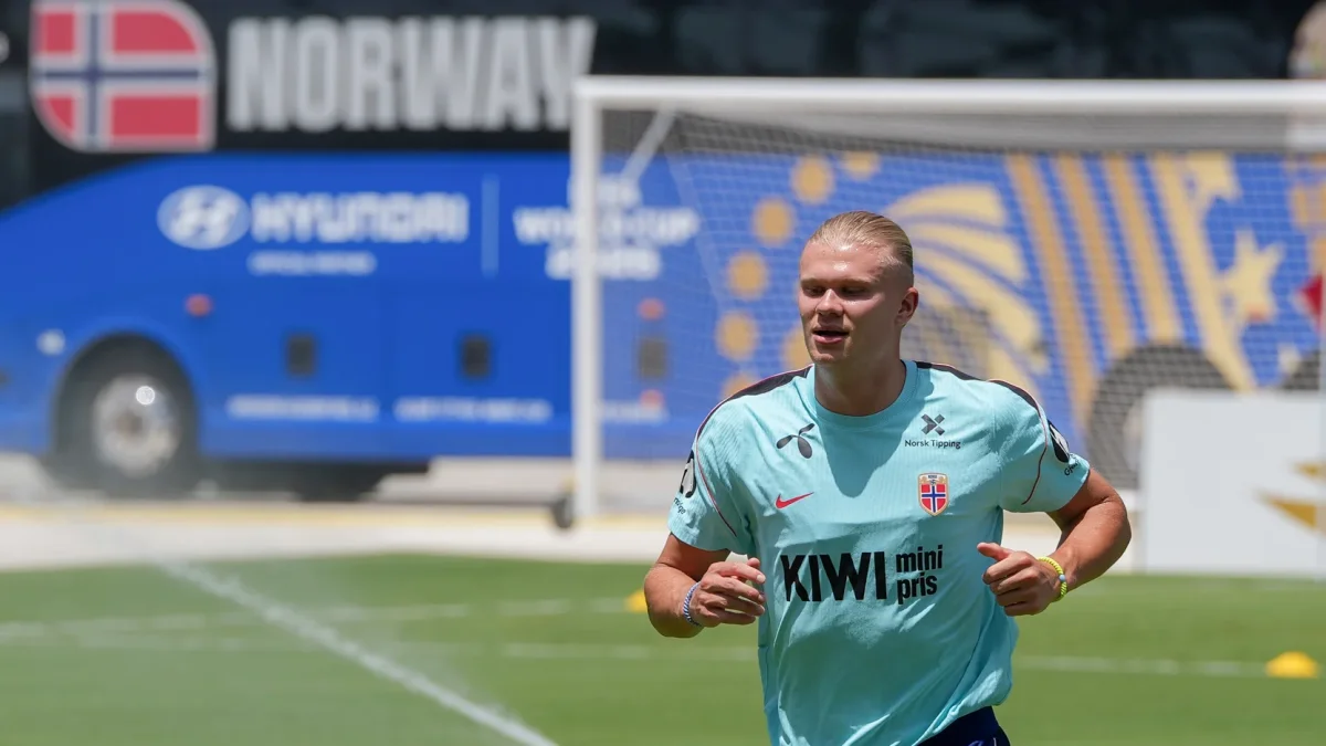 Erling Haaland de Noruega entrena este jueves, en el estadio Chase en Miami (EE.UU.).