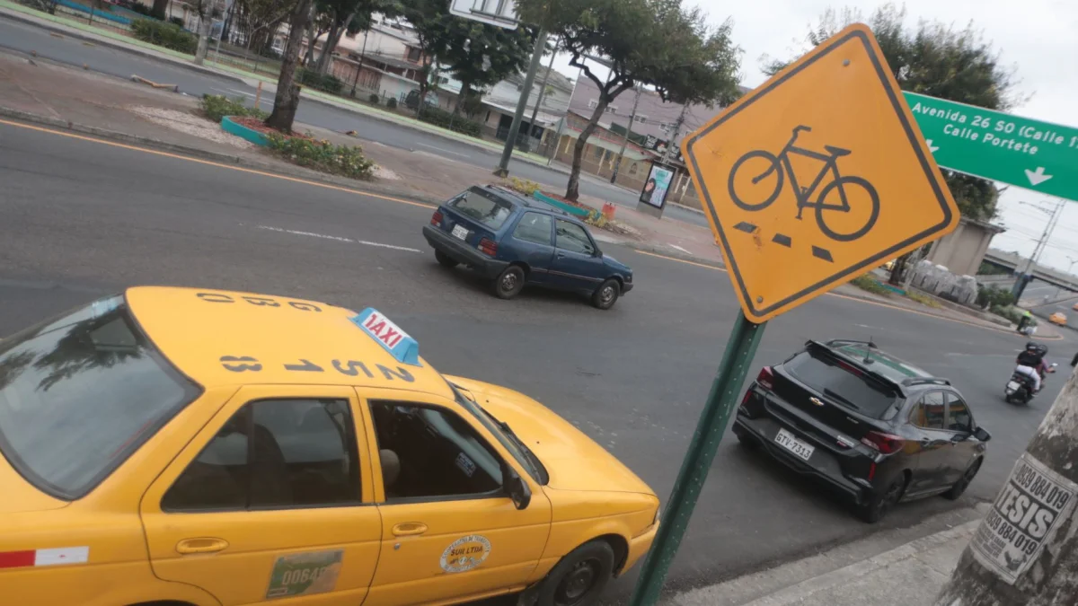 La señalética indica que en la avenida Velasco Ibarra nacía la ciclovía que conectaba con la avenida Barcelona y que fue sacada tras obras de reasfaltado.