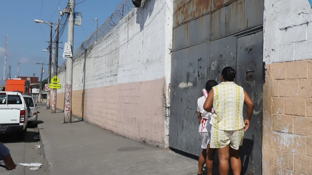Padres de familia acudieron hasta la institución para retirar a sus hijos.