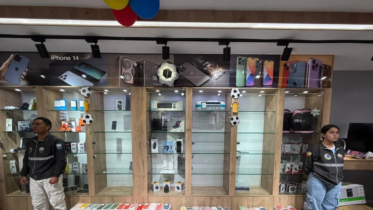La Policía Nacional incautó 2.360 accesorios para celulares con presuntas marcas falsificadas durante un operativo en un local de La Mariscal, en Quito.