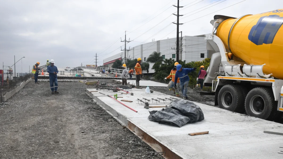 El paso elevando sobre la avenida del Bombero avanza con la fundición de rampas, la instalación de barandas y postes de iluminación antes de su apertura parcial.