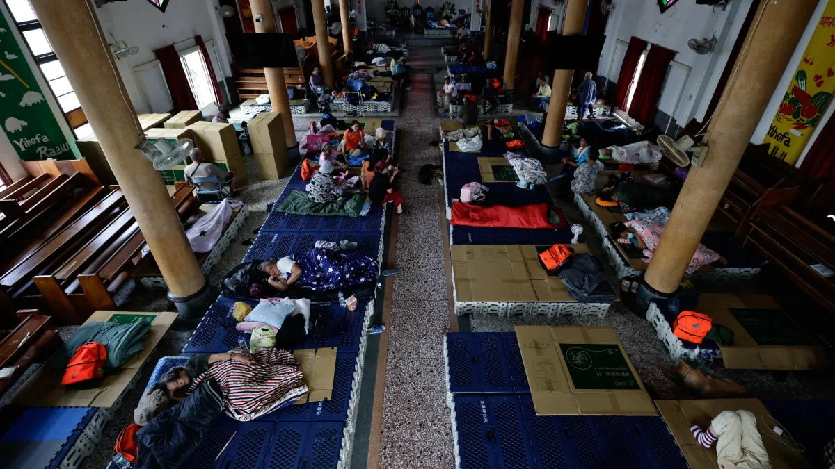 Residentes taiwaneses descansan dentro de una iglesia convertida en centro de evacuación temporal en preparación para el tifón Bavi, en el municipio de Guangfu, condado de Hualien, Taiwán.