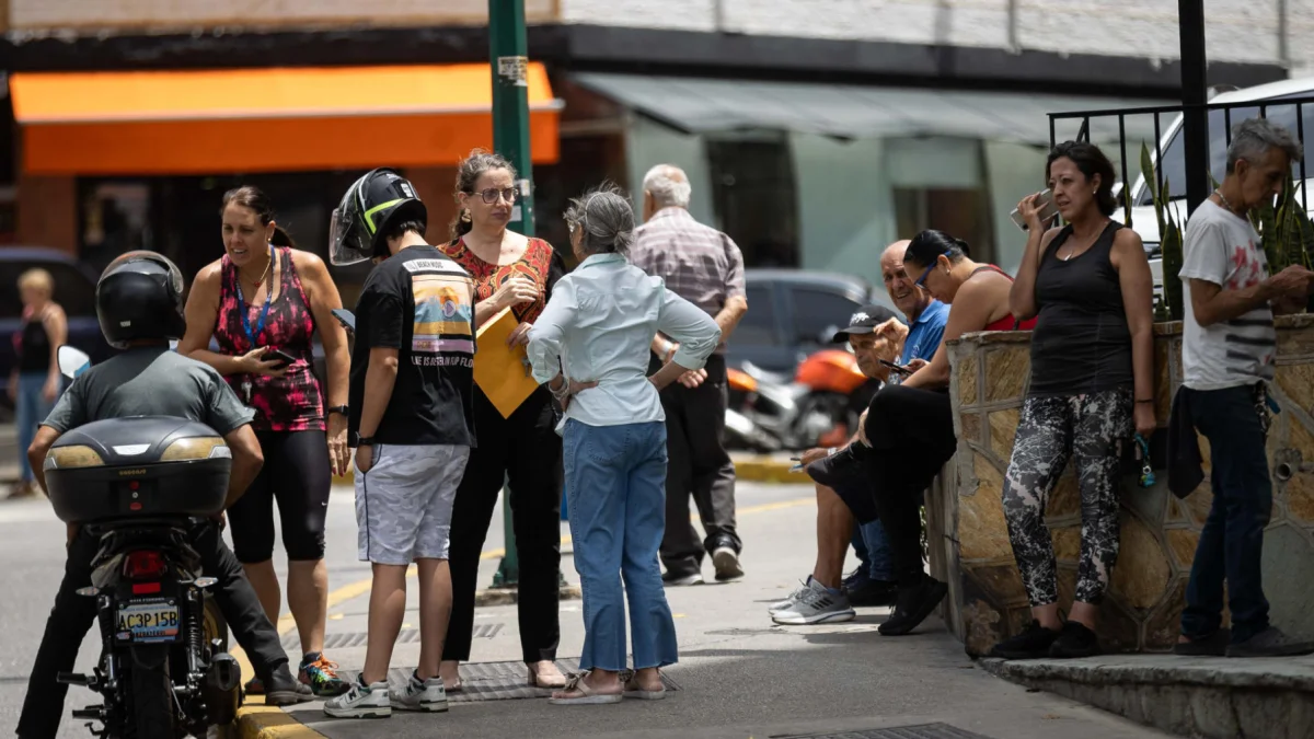 Residentes permanecen en la calle tras el temblor de magnitud 3,9 registrado este viernes en Caracas.