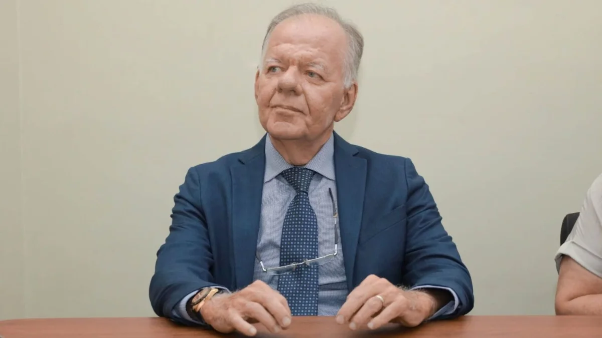 Xavier Zavala Egas es profesor de Derecho Penal y catedrático universitario. Fue presidente de la Corte Superior de Justicia del Guayas, exconsejero del CPCCS transitorio y miembro de la Comisión Nacional Anticorrupción (CNA) del Ecuador.
