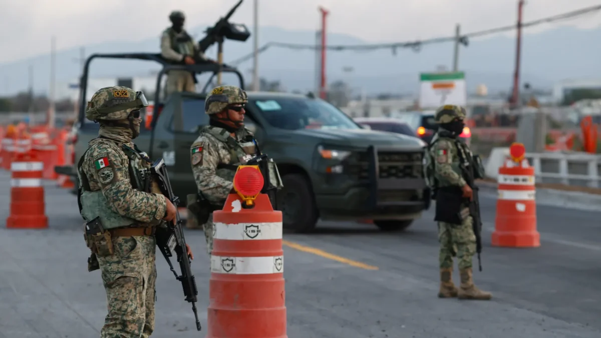 Integrantes del Ejército de Mexico realizando un operativo en Guadalajara (México).