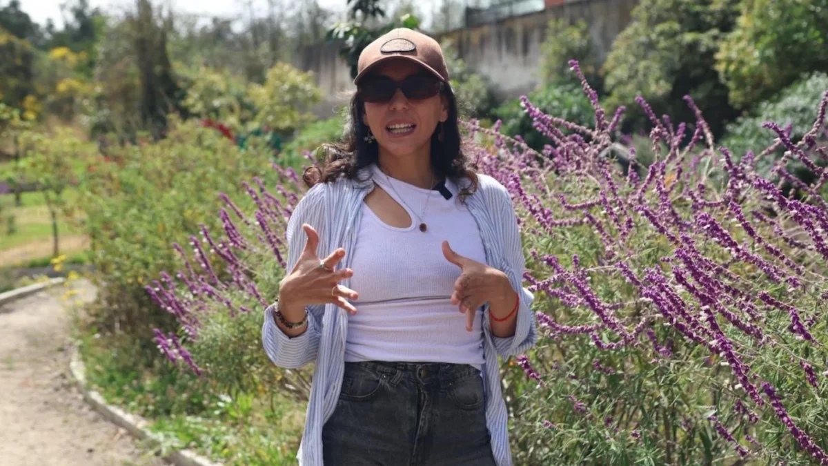 Emilia Moreno, en medio de salvias mexicanas de los vecinos de la Antonio Flores Jijón, en Bellavista, norte de Quito, muestra abejas Maya y bungas, que no se dejaron fotografiar.