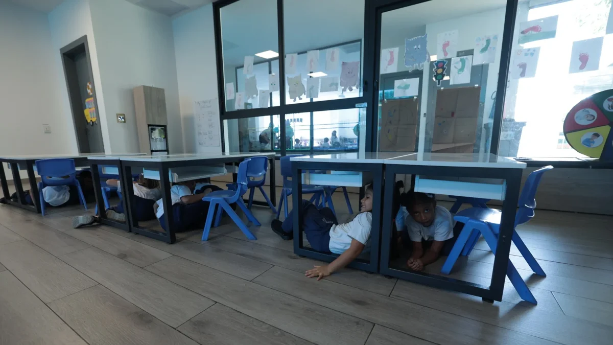 Los estudiantes se ubicaron debajo de sus pupitres ante la primera alerta, como parte del simulacro efectuado el pasado jueves 9 de julio en el Ecomundo.