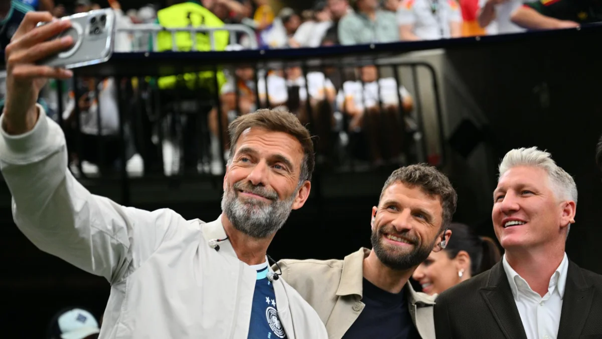El entrenador Jurgen Klopp (izq.), junto a las glorias del fútbol alemán Thomas Muller y Bastian Schweinsteiger.