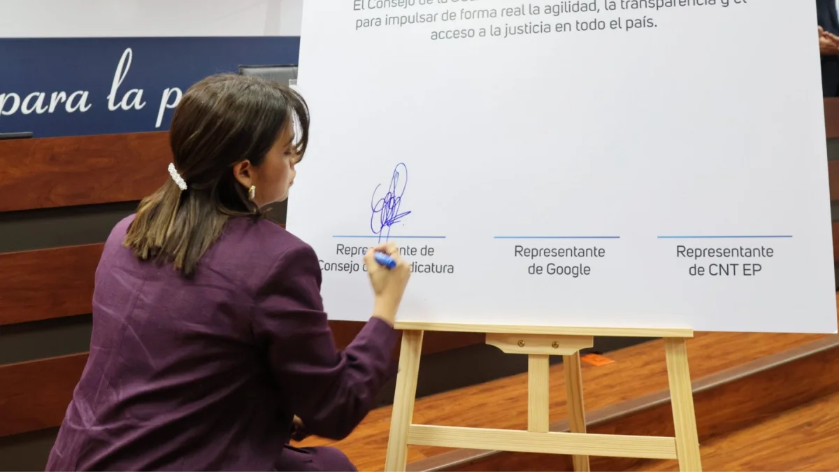 Mercedes Caicedo, presidenta del Consejo de la Judicatura, en la firma del convenio.