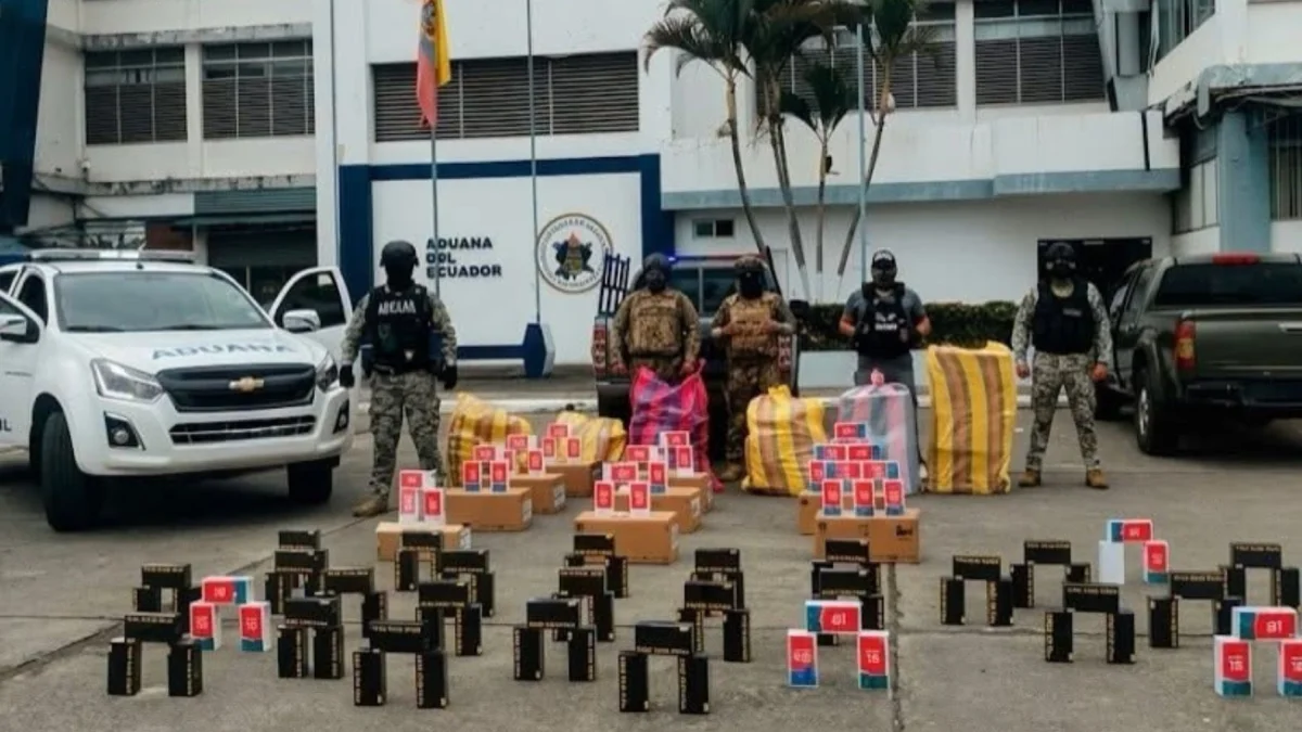 Los militares mostraron los objetos decomisados en el sector de La Bahía, en el centro de Guayaquil.