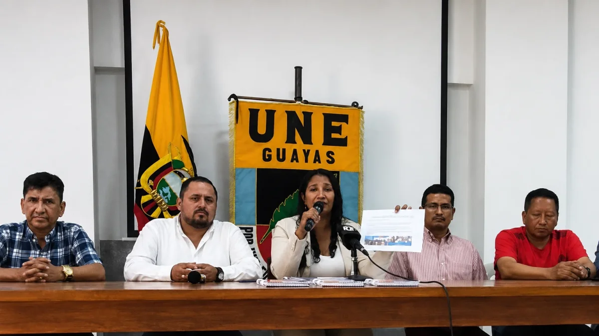Gabriela Menéndez, presidenta de la UNE Guayas, durante la rueda de prensa en la que denunció el incremento de amenazas y extorsiones contra docentes.