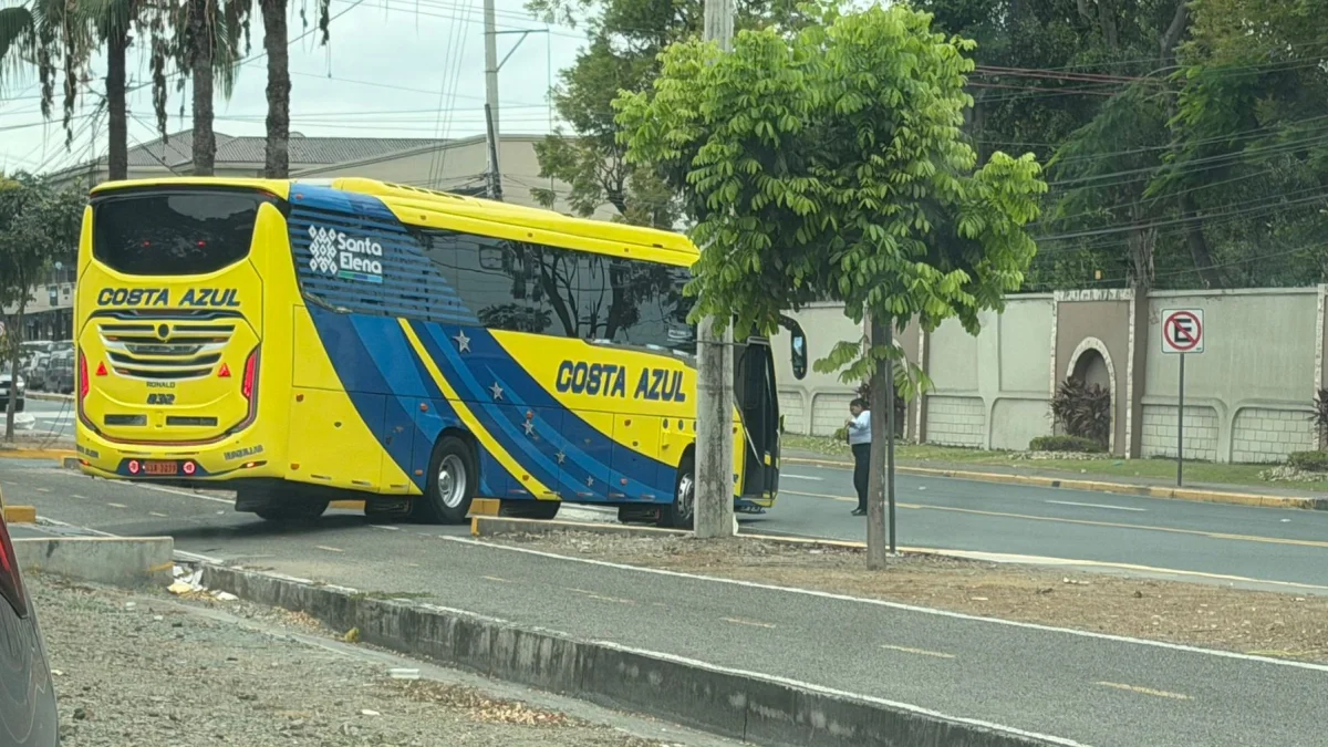 La maniobra del conductor de este bus interprovincial fue captada por una ciudadana en vía a la costa, noroeste de Guayaquil.