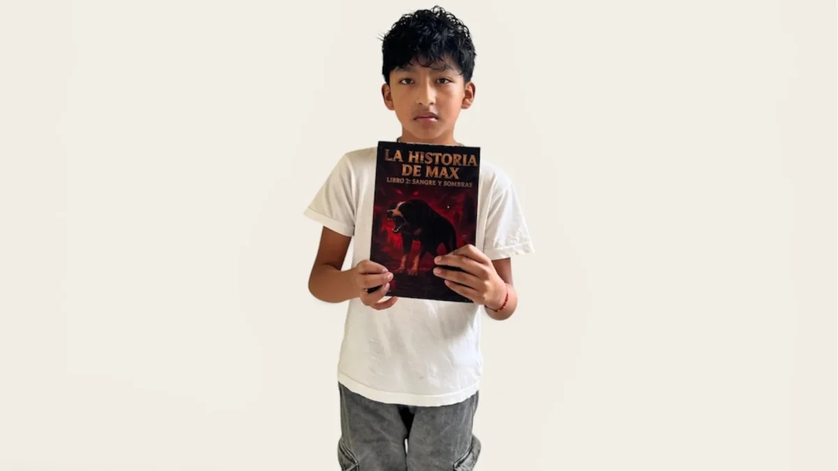 Dilan Chacha, el niño ecuatoriano de 11 años, posa con uno de los libros que escribió.