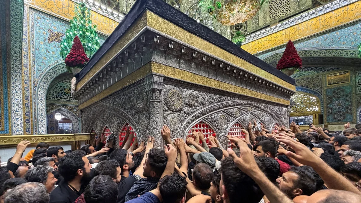 Peregrinos visitan el santuario del Imán Reza tras el funeral del líder iraní Ali Jamenei, en Mashhad.
