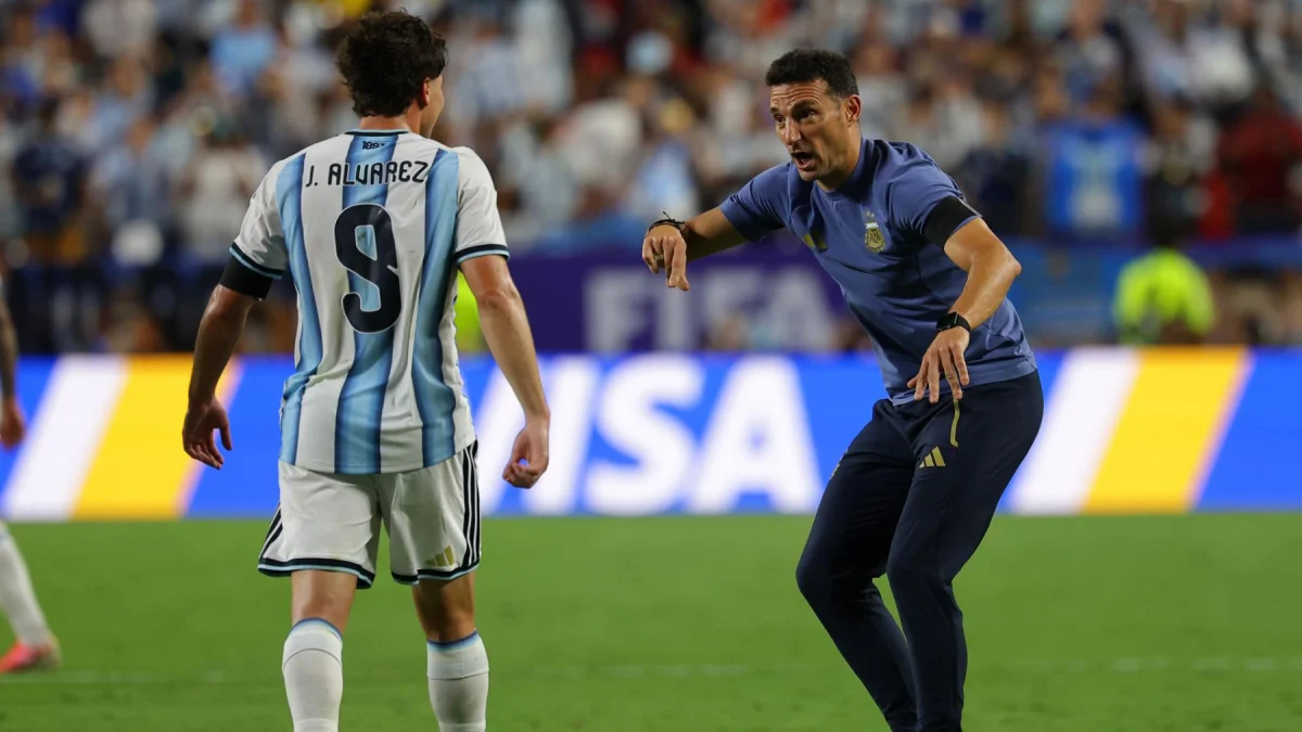 Lionel Scaloni (der.) le da instrucciones al delantero Julián Álvarez, de Argentina, en el partido contra Suiza por el Mundial 2026.