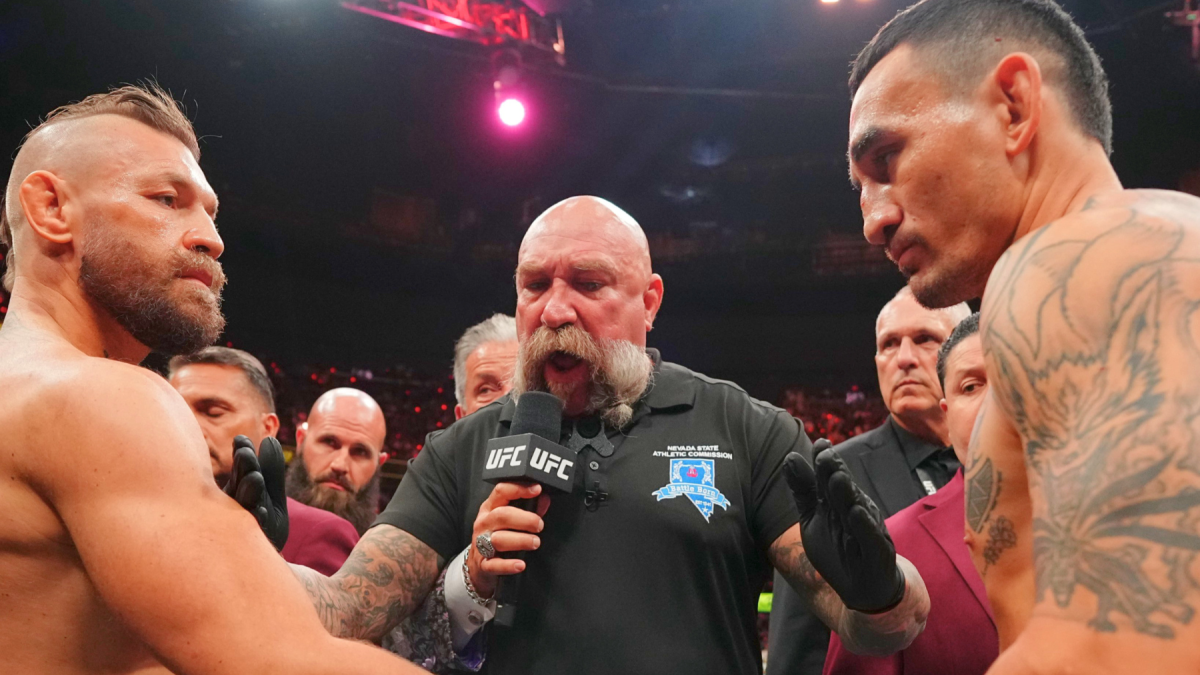 Conor McGregor (izq.) en su pelea del 11 de julio, en la UFC.