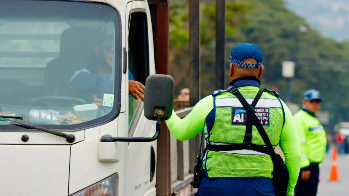 En una semana, dos agentes de tránsito fueron denunciados en Guayaquil por pedirle coimas a motorizados.