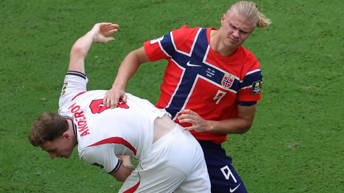 El rubio Erling Haaland, de Noruega, disputa un balón en el partido contra Inglaterra, en el Mundial 2026.