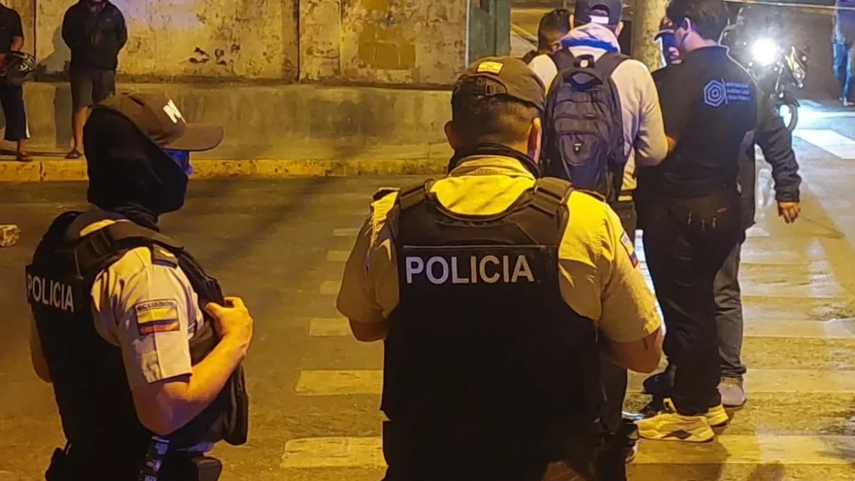 Policías realizaron las primeras diligencias e iniciaron la recolección de indicios tras el asesinato de David Gabriel Macías Villamar en una urbanización de Olón.