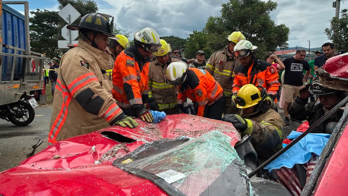 Los bomberos trabajaron en el rescate de las víctimas del siniestro de tránsito registrado en vía a la costa.