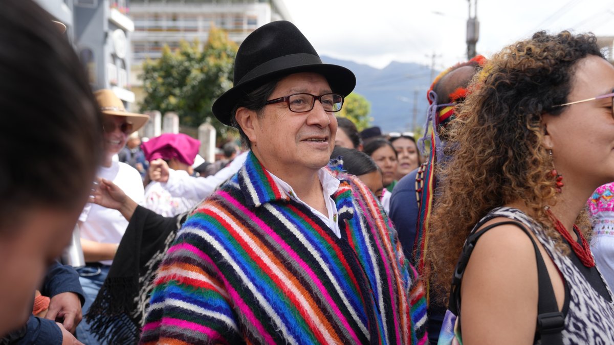 Armando Muyolema, rector de la Universidad Intercultural Amawtay Wasi, sostiene que la institución continuará con sus actividades pese a la crisis presupuestaria.