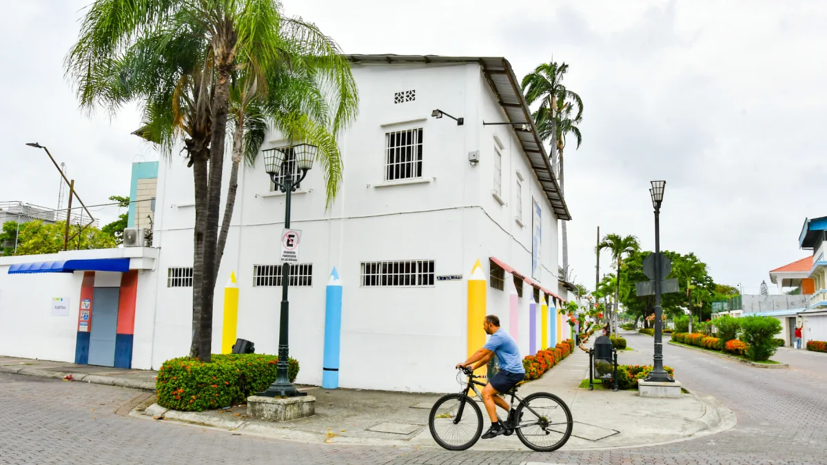 En el barrio Centenario, al sur de Guayaquil, se transita entre adoquines y faroles.