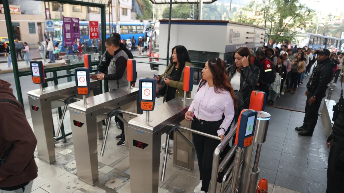 Usuarios reportan aglomeración en La Marín por demoras al validar los códigos QR.