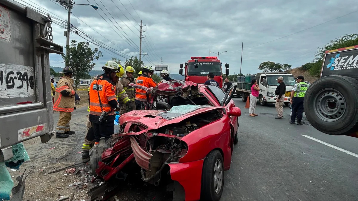 El automóvil quedó destruido tras el impacto y los bomberos debieron rescatar a las víctimas de entre la carrocería.