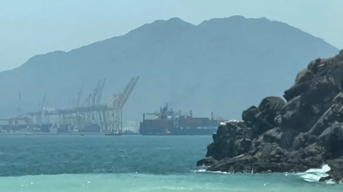 Un barco navega cerca del estrecho de Ormuz, frente a la costa oriental de los Emiratos Árabes Unidos.