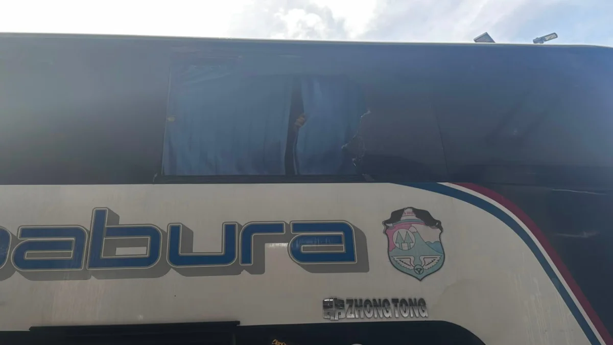El bus de Barcelona SC terminó con varios vidrios rotos tras el ataque.