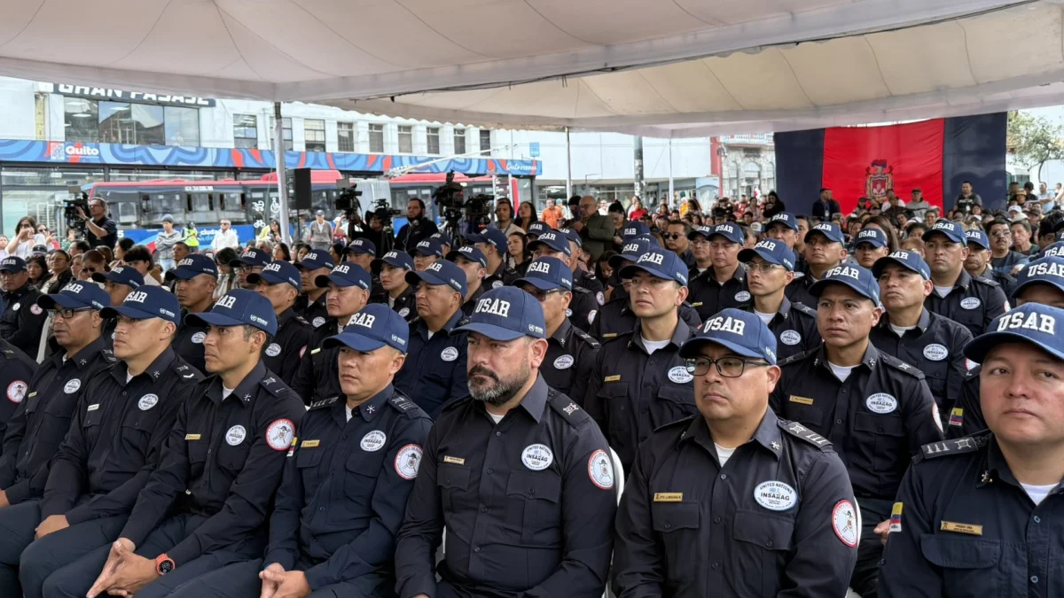 El equipo USAR ECU - 01 del CBQ recibió un homenaje por su trabajo de búsqueda y rescate en Venezuela.