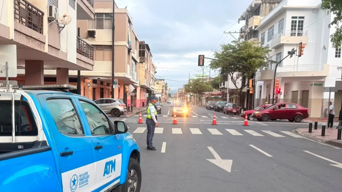 Agentes de tránsito han restringido la circulación por áreas cercanas al edificio Multicomercio, en el centro de Guayaquil, la mañana de este lunes 13 de julio