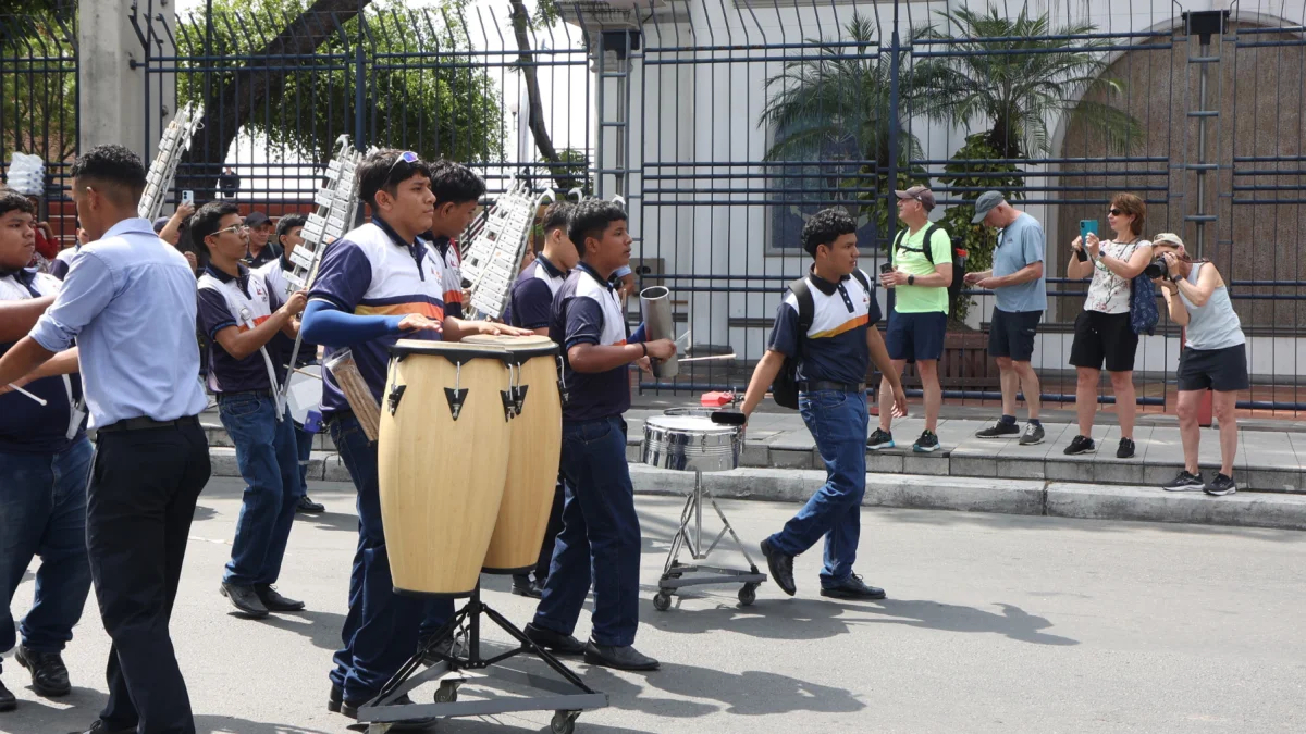 Los pregones estudiantiles, que se realizan por las fiestas de Guayaquil, atraen a turistas.