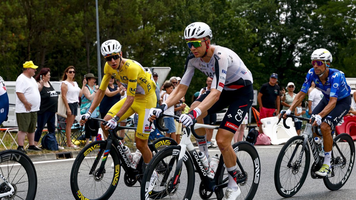 El esloveno Tadej Pogacar (i) es líder de la general del Tour de Francia 2026