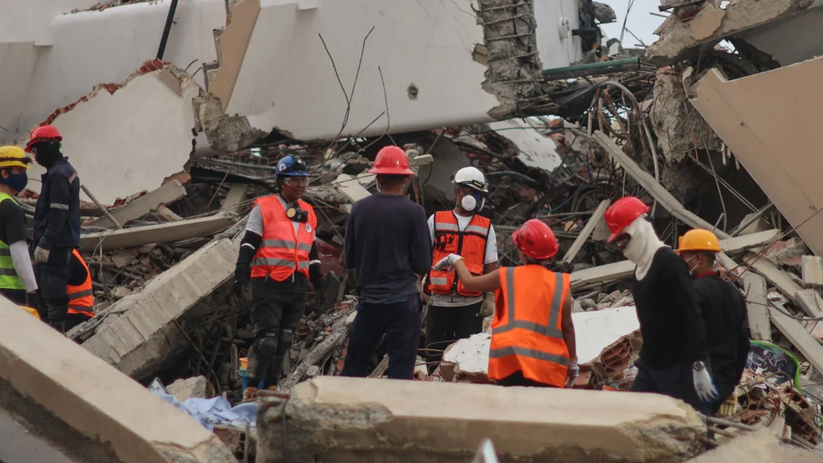 Rescatistas trabajan entre los escombros de viviendas colapsadas en Venezuela, donde el terremoto expuso fallas estructurales en edificaciones levantadas durante el chavismo.
